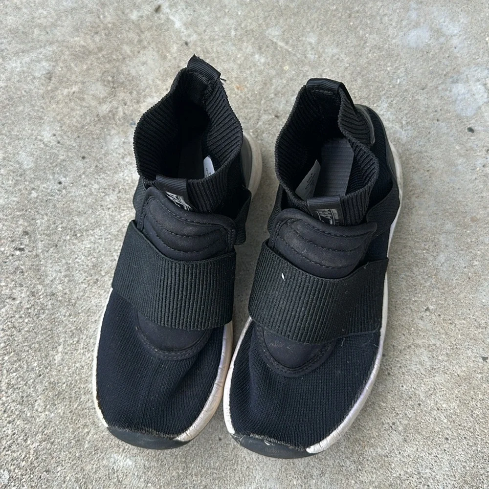 Zara Kids Black slip on sneakers size 32